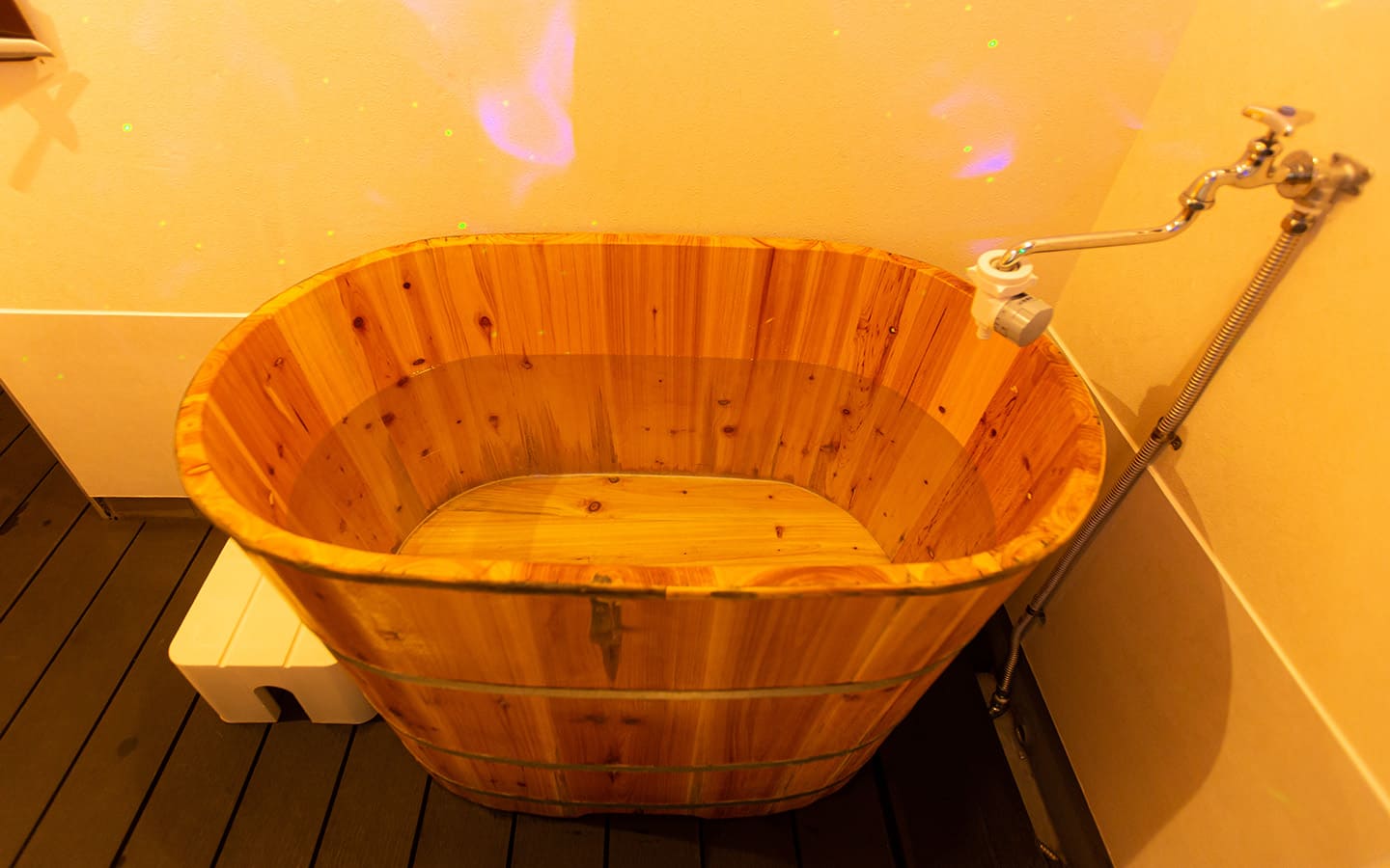 一人で占有できる木製の水風呂